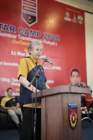 Bapanya adalah pegawai daerah dan kemudian menjadi setiausaha kerajaan negeri kelantan. Yayasan Bank Rakyat On Twitter Seminar Transformasi Rakyat Star Camp 2018 Yang Bertempat Di Institut Kemahiran Tinggi Belia Negara Bachok Kelantan Majlis Perasmian Disempurnakan Oleh Ybhg Tan Sri Shukry Mohd Salleh Selaku