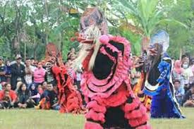 Ragam kesenian di kabupaten kediri tentunya tidak lepas dari sejarah kerajaan kediri.beberapa kesenian khas daerah yang dapat dinikmati wisatawan antara lain seni jaranan, kethek ogleng dll kesenian jaranan menyuguhkan berbagai atraksi menarik yang kadang mampu membangkitkan. Facebook