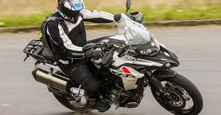 La trk 502 x está específicamente preparada para un uso más fuera pista, dotado de unas llantas de diferente medida y diseño: Benelli Trk 502 Benelli Uk