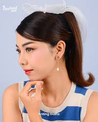 Quack up your style, Woonnie!✨ Anting Gusta hadir bukan cuma buat  lucu-lucuan tapi juga buat kamu yang suka tampil playful namun tetap  elegant. Crystal yang classy dan gantungan Donald yang super gemes,