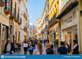 Unter den römern blühte es ab dem 2. Einkaufsstrasse Im Stadtzentrum Von Sevilla Spanien Redaktionelles Stockfoto Bild Von Masse Leute 132258583