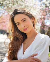 Nicolette Bell's Instagram, Twitter & Facebook