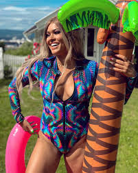 Joner måtte på sykehus og få diverse sprøyter. Alexandra Joner Facebook