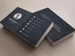 Kartu nama tersebut hanya memiliki desain tata letak informasi di bagian tengah kartu. Desain Oke Kartu Nama
