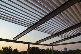 The Eurola Persa Is An Aluminium Louvered Roof System That Retracts Completely To A Vertical Positio Estructura De Sombra Pergolas Retractiles Techo De Pergola