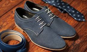 Spesso gli accostamenti possibili sono molti ed è importante sapere qual è la il vestito blu scuro è quello più semplice da abbinare perché puoi indossare le scarpe di colore nero, marrone e rosso scuro. Scarpe Blu Come Abbinarle Pg Magazine