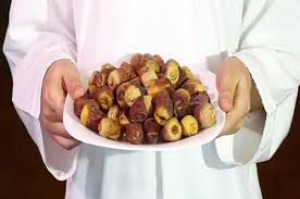 الأيام البيض هي ثلاثة أيام من منتصف كلّ شهر في السنة الهجرية، يصومها المسلّم تقرباً إلى الله وطاعة له، وسمّيت بالبيض نسبةً إلى لياليها البيضاء والتي يكتمل الهلال فيها، وهي الثالث عشر، والرابع عشر، والخامس عشر، فعن النبي عليه الصلاة والسلام قال: Ø¯Ù…Ø± Ù‡Ù…ÙˆÙ…Ùƒ Ø¨ØµÙŠØ§Ù… Ø§Ù„Ø£ÙŠØ§Ù… Ø§Ù„Ø¨ÙŠØ¶
