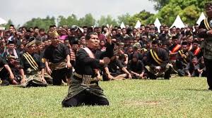 Zulkarnain, secara harfiahnya bermaksud dia yang bertanduk dua, merupakan satu tokoh yang disebutkan di dalam qur'an, iaitu kitab suci islam yang menyatakan beliau sebagai pemerintah yang hebat dan adil yang membina tembok pengantara yakjuj dan makjuj dari menyerang orang yang di. Cikgu Awang Daud By Algwarrior