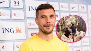 Lukas podolski urodził się w gliwicach. Zwei Champions Lukas Podolski Postet Vater Sohn Foto Promiflash De