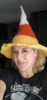 I really enjoy making these witch hats. They are adorable and satisfying to  make, all that fabric and ribbons I am saving for a special projects  finally found it's purpose.