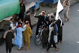 Taliban 'not seeking to seize all of afghanistan'. Abracos E Selfies Marcam Entrada Do Taliba Em Cabul Em Cessar Fogo Veja