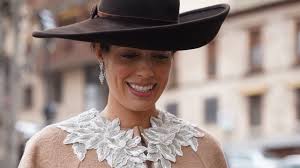 Guantes largos, pamela, abrigo con cuello bordado… El 'look' de Sofía  Palazuelo en la boda de su hermano Beltrán