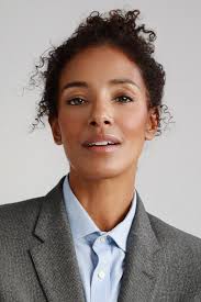 Bones" The Drama in the Queen (TV Episode 2014)