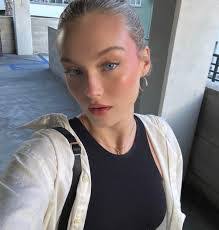 Rose Robertson's Instagram, Twitter & Facebook