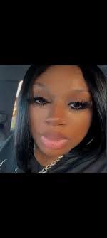 Roslyn Jones's Instagram, Twitter & Facebook