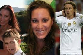Najskuplju fudbaler na svetu luka modrić pojavio se na dodeli nagrada fifa sa suprugom i decom u odelu vrednom 2700 evra i sa zlatnim brošem na reveru. Mediji Javljaju Da Je U El Salvadoru Ubijena Sestricna Slavnog Nogometasa Luka Modric Ubijena Zena Nije Mi RoÄ'akinja Novi List