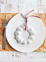 Des Couronnes De Noel A Devorer Recettes Salees Et Sucrees C Est Bientot Noel Recette Meringue Couronne Noel Dessert Noel