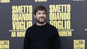 L'attore, classe '77, è stato ritrovato morto in casa in zona madonna del riposo, dopo l'intervento di un amico preoccupato per le mancate risposte al telefono. 4x Tpiz9hkavmm