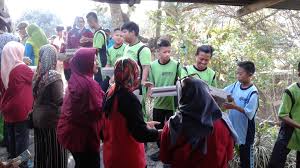 3 minimal 10 % lulusan smp 2 wates mampu berkomunikasi menggunakan bahasa inggris. Diskominfo Siswa Smp 2 Wates Ikut Bedah Rumah