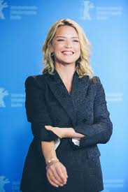 Ce n'est qu'à travers son activité professionnelle de technicien au sein d'une compagnie théâtrale qu'il attrape le virus de la comédie. Virginie Efira Apercu De La Vie Avant Et Apres Ses Debuts Sous Les Projecteurs