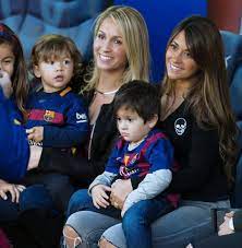 La cantante colombiana aparece departiendo con roccuzzo y las demás esposas de los jugadores en el triunfo del barcelona. Pin De Vanessa Bohorquez En Lionel Thiago Messi Futbol Familia