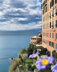 Presenta Camogli I Colori Delle Tipiche Case Liguri E Il Magnifico Blu Del Mare Autore Piero2673 Local Manager Travel Abroad Travel Insurance Abroad
