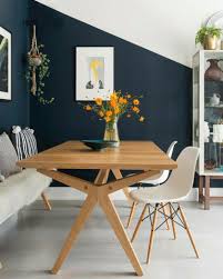 Salle de séjour peinte en bleu marine ou bleu indigo avec son mobilier de confort pour un look cozy, agréable et reposant. Associer Le Bleu Fonce Et Le Beige Dans Sa Deco Shake My Blog