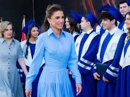 Rania de Jordania redefine el vestido camisero en una graduación y lo combina con zapatos de Dior y bolso de Bottega Veneta