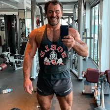 Начинала свою карьеру как актриса фильмов для взрослых, еще проживая на . Elena Berkova Opyat Sobralas Zamuzh