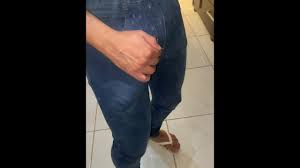 tentando esconder meu pau detro da calça para minhas amigas não verem ele  duro