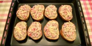 Se bat ouale cu smantana, se adauga condimentele si se toarna deasupra, uniform. Mini Pizza Sub FormÄƒ De Tartine Pe Felii De FranzelÄƒ Retete Usoare