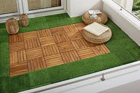 Eine Kleine Oase Auf Dem Balkon Mit Kunstrasen Und Klick Holzfliesen Balkon Holzfliesen Kleine Klick Ku Small Balcony Garden Balcony Decor Terrace Decor