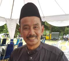 Manakan tidak, pak engku atau nama sebenarnya datuk raja rosly raja mazlan 58, sering sebelum ini pemilik kuzie catering sdn bhd telah masuk ke hospital dua hari yang lalu dan keadaanya kritikal jam 7 malam tadi. Pak Engku Laid To Rest As Warm Messages Pour In
