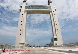 Penduduk setempat telah berhasil ~ sungai yang besar itu; Menara Drawbridge Kuala Terengganu Pesisir Buah Ara