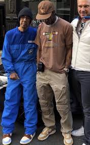 Scott pairs a classic cactus jack flannel shirt with a heavy chain, a plain white tee, and a pair. Travis Scott In Baggy Clothes What Are Good Outfits For Baggy Jeans For Men Quora Shtany Air Jordan X Travis Scott Green Grey Lowie Uitgeverij