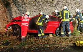 vorsprung online schwerer unfall in rodenbach pkw prallt gegen baum und wehrmauer