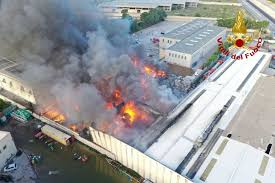 Un incendio divampato nel primo pomeriggio di oggi, venerdì 7 agosto, a ridosso della pontina ha creato non pochi problemi anche agli automobilisti. Video L Incendio Alla Ecogreen Planet Sulla Ss96 Tra Modugno E Palo
