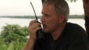 Sandy Reed, the sister of the missing explorer John Reed, joins the team to  retrace her brother's final path. Karina goes incognito to find out what  the locals know about the Akakor