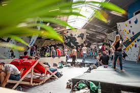 Absprunghöhe ist die höhe, aus der noch ohne wesentliches verletzungsrisiko von der wand zum boden abgesprungen werden kann. Der Steinbock