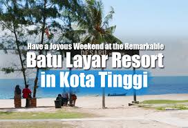 Barda/oturma salonunda ve havuz kenarı barında misafirlere içecek servisi yapılmaktadır. Have A Joyous Weekend At The Remarkable Batu Layar Resort In Kota Tinggi Klnow