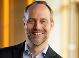 R+V holt Nils Reich von der Axa