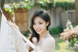 These Female Idols Born In 1999 Are Now Considered The Top Visuals Of New K Pop With Images Twice Photoshoot Tzuyu Twice Beautiful