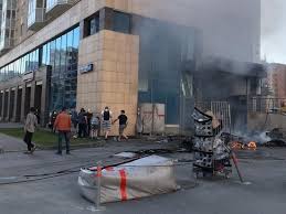 Сейчас о ночном пожаре на рассветной говорят только следы копоти на стенах и, несмотря на мороз, открытые окна квартир. V Ekaterinburge V Magazine Magnit Proizoshel Pozhar Mk Ekaterinburg