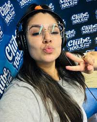 De 22h à 02h, a vibe é toda da Naná Galdioli! Sintonize 100.5 e vem curtir  a Clube FM.