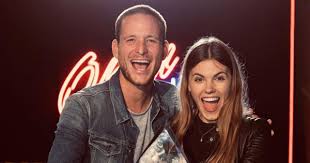 A híresség legújabb posztjában apró sortban tologatja a babakocsit. Csobot Adel