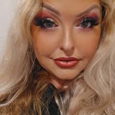 Which walk-in salon in Lakeland can do a crisp mani/pedi?