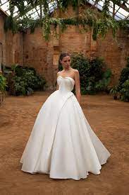 This Royal Inspired Zac Posen S New Bridal Collection With White One Zac Posen Wedding Dress Structured Wedding Dresses Wedding Dress Inspiration