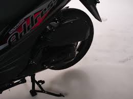 Jun 23, 2021 · fungsi oli untuk sepeda motor hampir sama dengan mobil, fungsi oli pada sepeda motor antara lain melumasi, melindungi, membersihkan, mendinginkan, merapatkan celah piston dengan silinder, peredam getaran dan suara, anti karat hingga menambah performa mesin. Catat Ini Jarak Ideal Ganti Oli Motor Matic Suzuki Indonesia