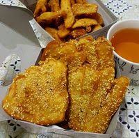 Bahan baluran yang diberi serpihan kelapa kering membuat rasa pisang goreng ini 4 pisang matang atau pisang tanduk. Awali Hari Jum At Dengan Pisang Goreng Klasik Dan Kopi Hangat Ini