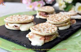 Squacquerone dai migliori blog di ricette di cucina italiani. Bocconcini Di Piada Con Squacquerone E Prosciutto Ricetta Veloce